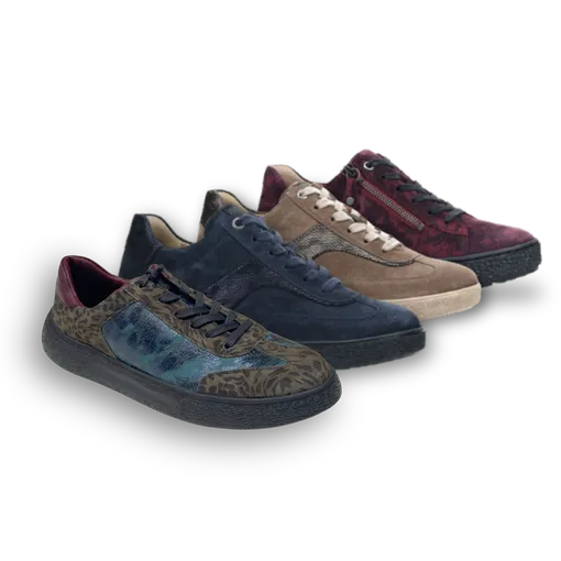 Vier Schnürschuhe unterschiedlicher Farbe ,die aufgereiht hintereinander stehen.