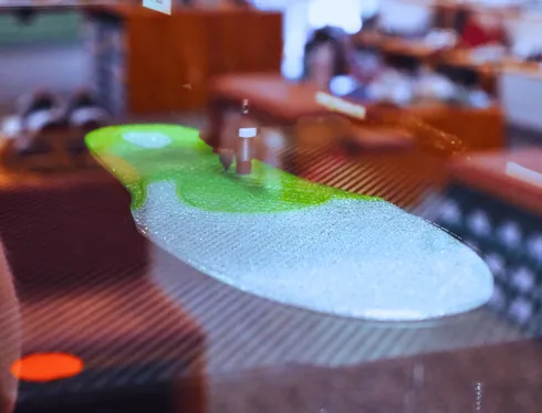 Fertig gedruckte 3D-Einlage hinter einer Scheibe noch im 3D-Drucker