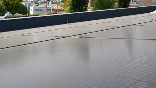 Solarpanele auf dem Dach der Werkstatt