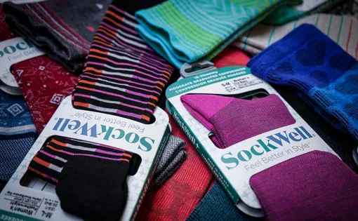 Verschiedene "SockWell"-Kompressionssocken liegen aufeinander