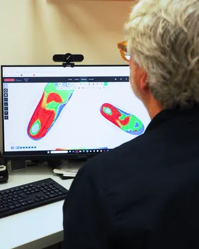 Der Orthopädieschuhmachermeister konstruiert Einlagen am Computer